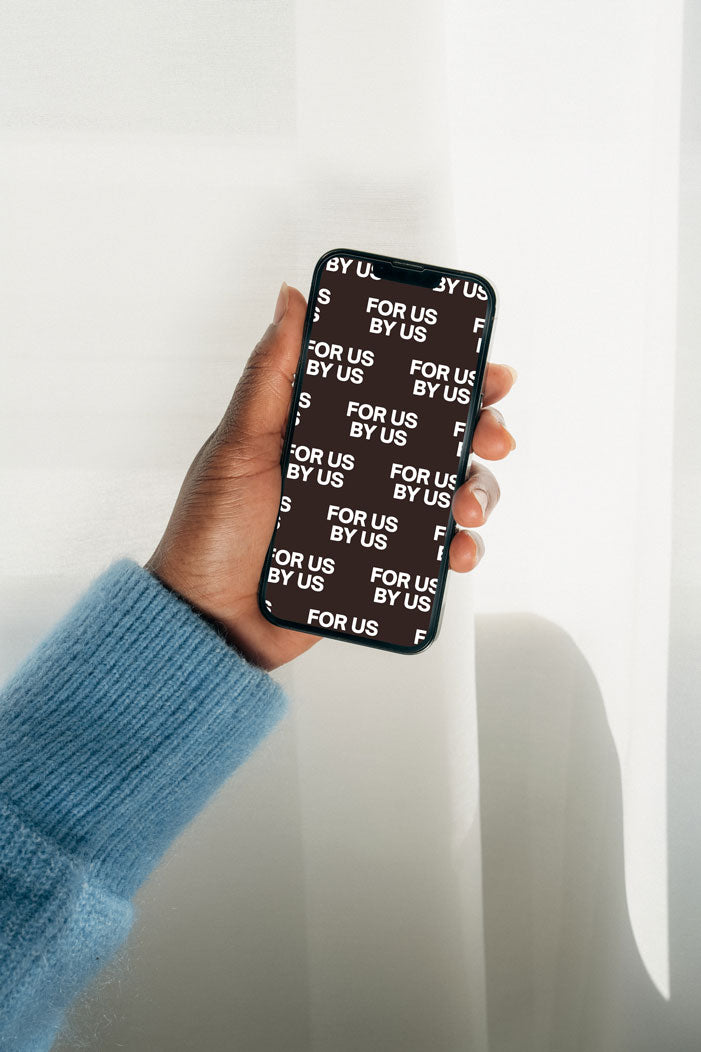 IPHONE IN HAND 001