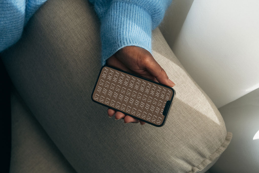 IPHONE IN HAND 002