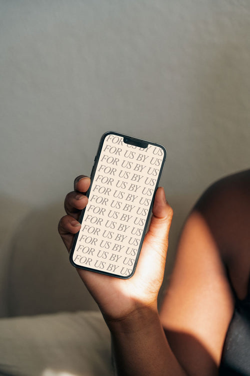 IPHONE IN HAND 003