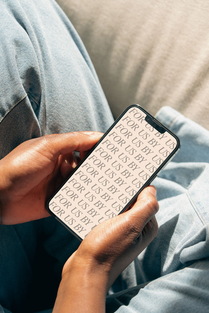 IPHONE IN HAND 005