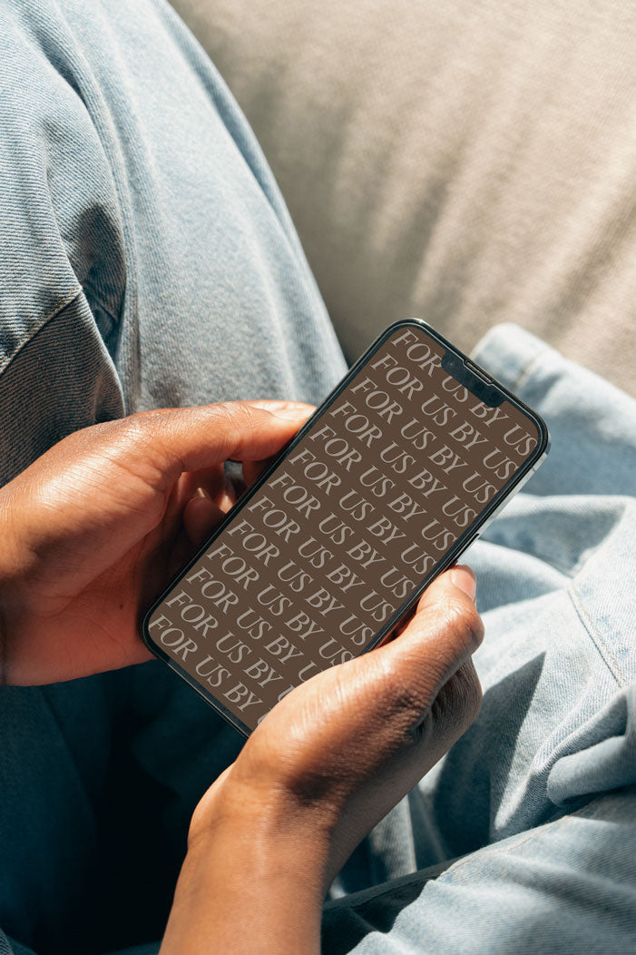 IPHONE IN HAND 005